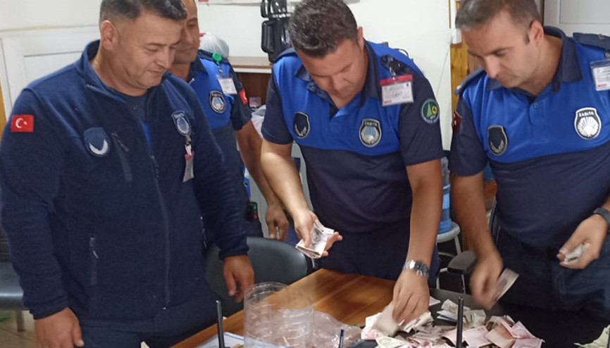 Pazarda dilencilik yapan kişinin 1 saatte topladığı para şaşkına çevirdi Pazarda dilencilik yapan kişinin 1 saatte topladığı para şaşkına çevirdi