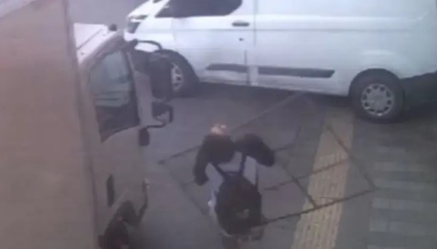 İstanbul’da yolda yürüyen üniversite öğrencisinin başına demir korkuluk düştü... O anlar kamerada