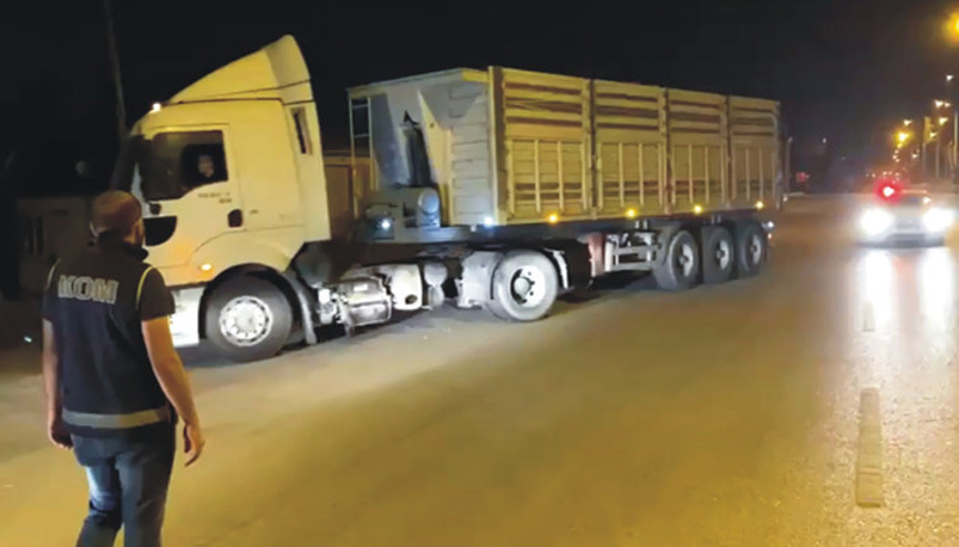 Osmaniyede 9 bin 200 paket kaçak sigara ele geçirildi Kamyonda gizli bölmeye yerleştirilmiş...