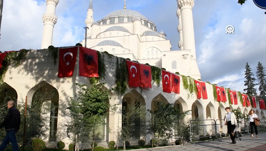 Arnavutluk sokakları Cumhurbaşkanı Erdoğan’ın ziyareti öncesi bayraklarla donatıldı