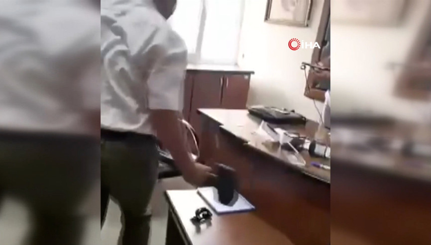 Öfkelendi, müdür odasına balyozla dalıp masayı parçaladı