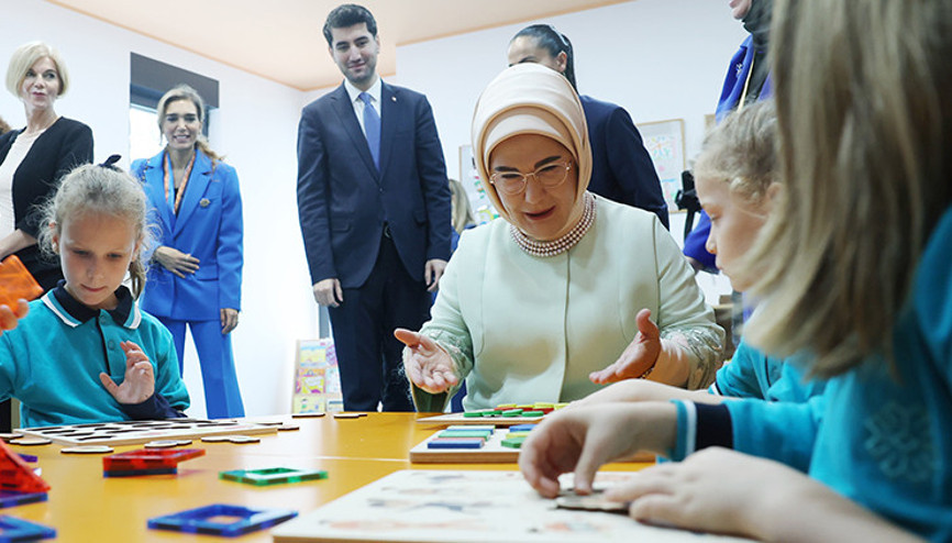 Emine Erdoğandan, Belgraddaki Türkiye Maarif Vakfının anaokuluna ziyaret