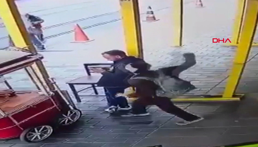 İstiklal Caddesi’nde polise bıçaklı saldırı: Esnaf olayı anlattı