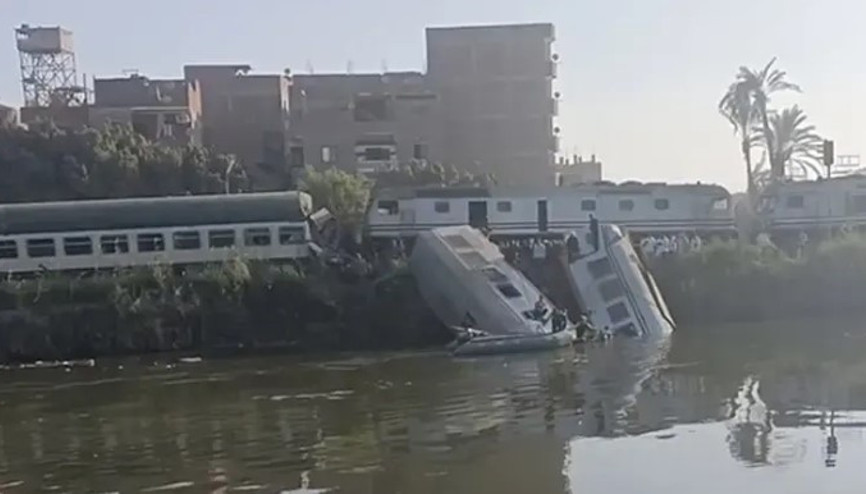 Mısır’da iki tren çarpıştı Vagonlar kanala düştü