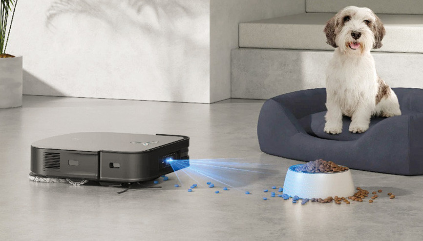 Hack’lenen robot süpürge küfür edip köpek kovaladı