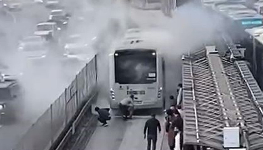 Metrobüste korkutan yangın: Panik anları kamerada