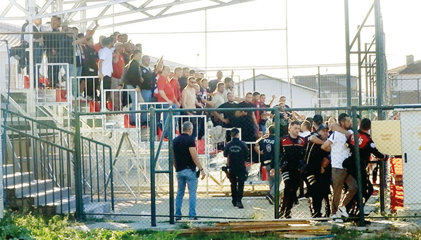 Futbol magandaları gözaltına alındı: Polise yumruk atıp hakaret ettiler