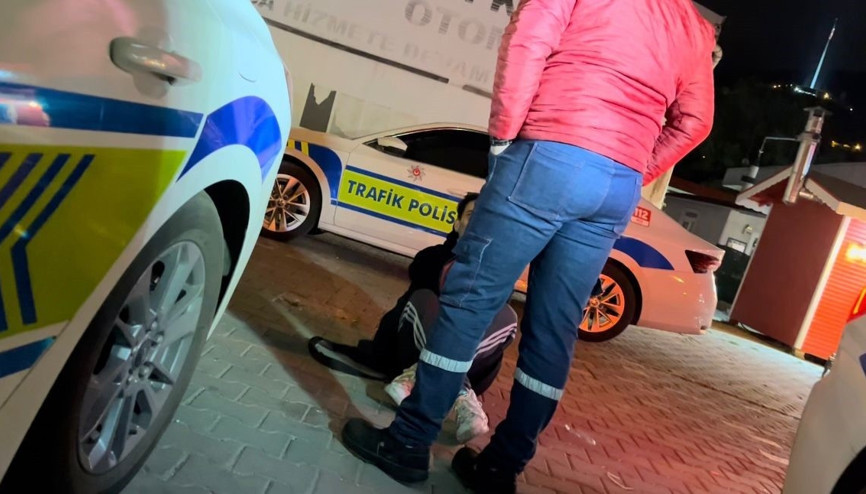 İçkili sürücü yüksek hızla araç kullanırken yakalandı Ehliyetine el konulunca sinir krizi geçirdi