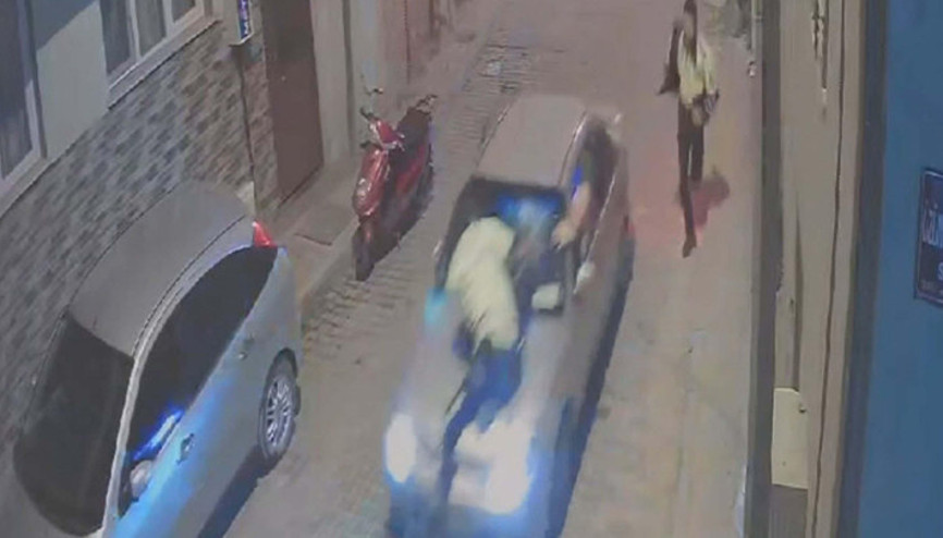 Dur ihtarına uymayan sürücü aracını polisin üzerine sürdü Polisi, aracının kaputunda 3 kilometre götürdü