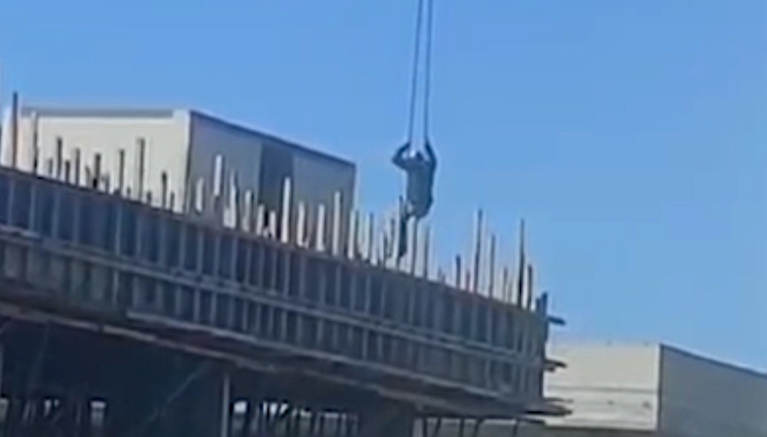 İnşaat işçisinin vinç halatındaki tehlikeli hareketiİ