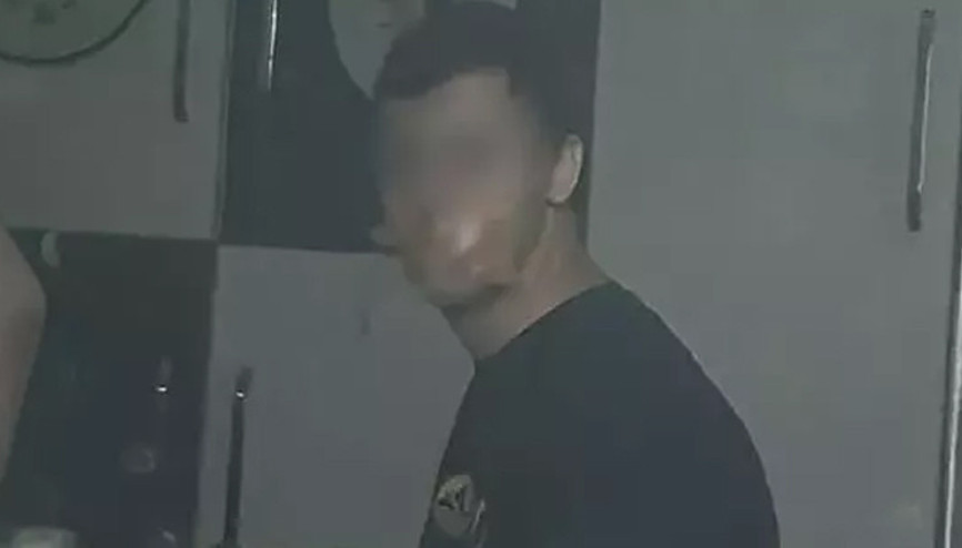 Down sendromlu öğrencinin ağzının koli bandı ile kapatıldığı fotoğrafa inceleme Down sendromlu öğrencinin ağzının koli bandı ile kapatıldığı fotoğrafa inceleme
