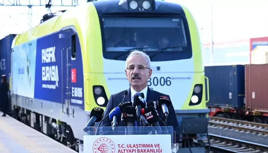 Türkiye’nin ilk özel uluslararası yük treni İstanbul’dan Avrupa’ya uğurlandı