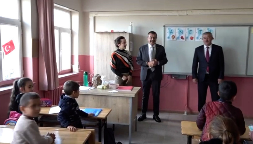 Bakan Tekin’le gülümseten diyalog