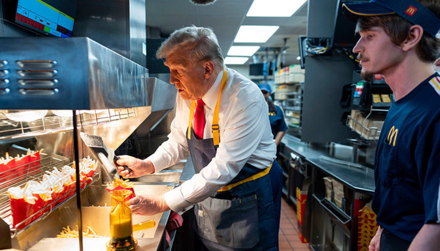 Trump önlük giydi, patates kızarttı Trump önlük giydi, patates kızarttı