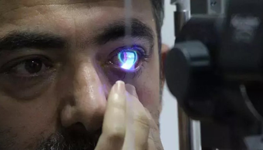 Gözüne Japon yapıştırıcısı kaçtı, hastanelik oldu