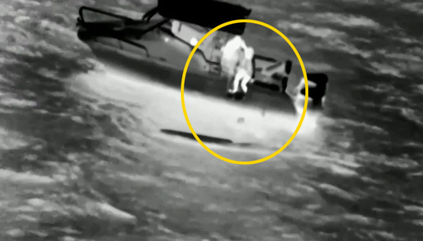 Teknesi dev dalgalara dayanamayıp alabora oldu Okyanusun ortasında kâbus gibi geçen 12 saat... Sakin sakin cevap verince kendimi tutamayıp ağlamaya başladım Teknesi dev dalgalara dayanamayıp alabora oldu Okyanusun ortasında kâbus gibi geçen 12 saat... Sakin sakin cevap verince kendimi tutamayıp ağlamaya başladım