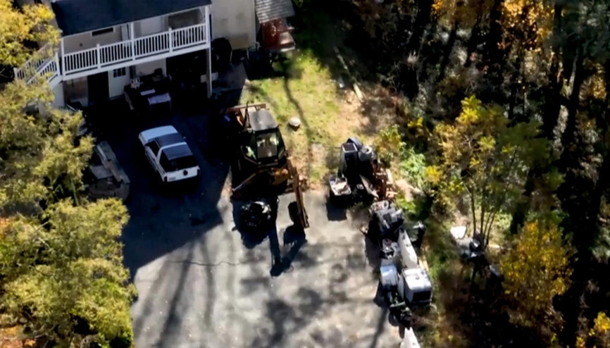 FETÖ elebaşı Gülenin cenazesini gömmeye hazırlanan örgüt mensupları, çiftliğe iş makinesi getirdi