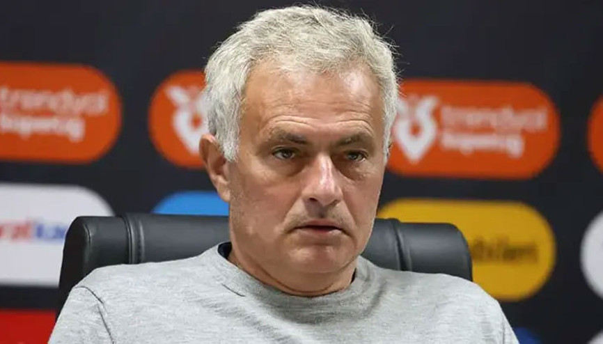 Mourinho’dan basın toplantısında olay açıklama: Sol bek için uzmanlardan tavsiye alırım