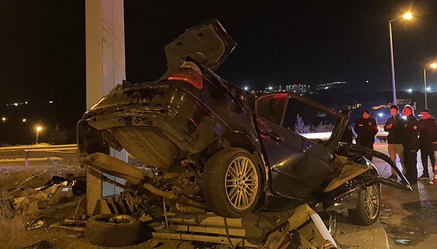 Ankarada otomobil yön tabelasına çarptı: 4 can kaybı, 1 yaralı