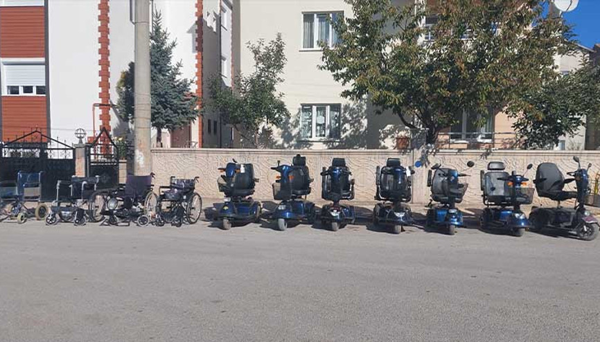 Hollandalı gurbetçiden 12 engelliye akülü araç ve tekerlekli sandalye