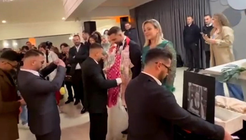 Düğünde ilginç sürpriz... Mezar taşı ve acı kaybımız yazılı çelenkle gelip helallik aldılar