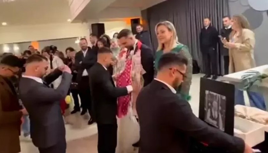 Trabzon’da düğünde ilginç görüntüler... Evlenen arkadaşlarına mezar taşı yaptırdılar