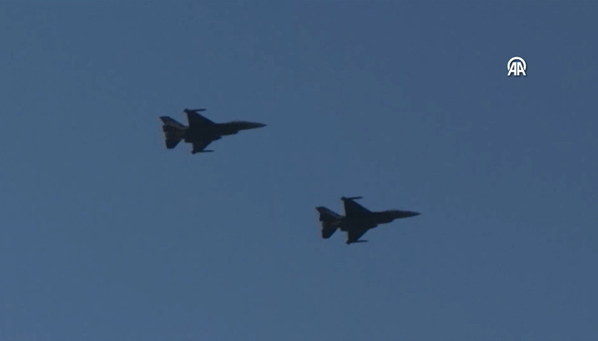 SOLOTÜRK İstanbul semalarında selamlama uçuşu gerçekleştirdi