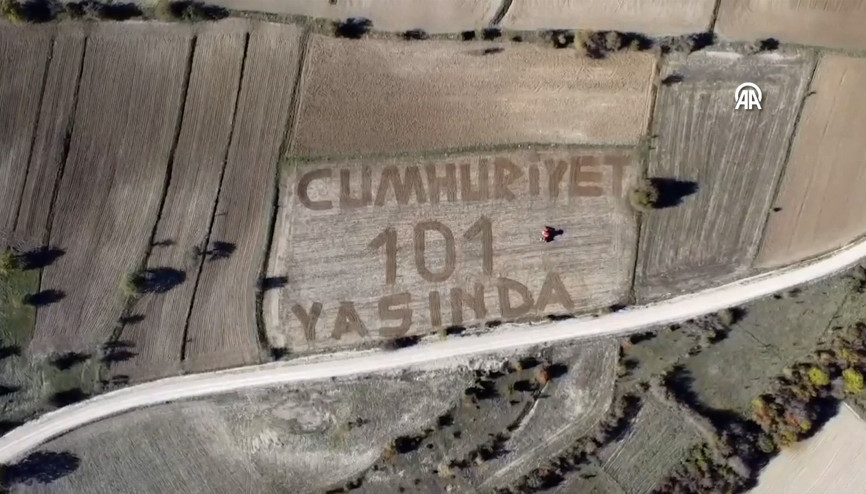 Genç çiftçi, tarlasına traktörüyle Cumhuriyet 101 Yaşında yazdı