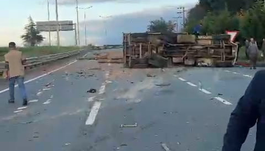 Rize’de tomruk yüklü kamyon, kamyonetle çarpıştı; 3 yaralı Rize’de tomruk yüklü kamyon, kamyonetle çarpıştı; 3 yaralı