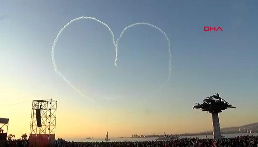 İzmirde Türk yıldızları nefes kesti