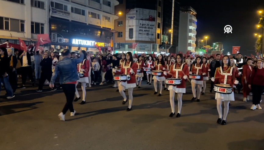 İskenderunda Cumhuriyetin 101. yılı fener alayıyla kutlandı