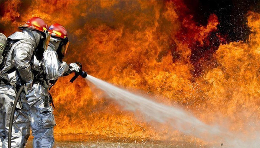 İngilteredeki tarihi tersanede yangın: Nükleer Denizaltı inşaatından dumanlar yükseldi