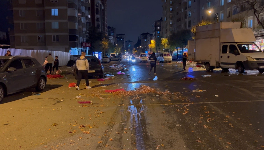 İstanbul-Grev yapan belediye işçileri pazar çöplerini toplamadı İstanbul-Grev yapan belediye işçileri pazar çöplerini toplamadı