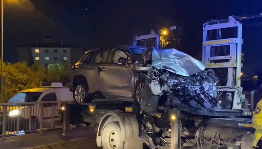 İstanbul-Bakırköy’de 3 aracın karıştığı kazada 4 kişi yaralandı