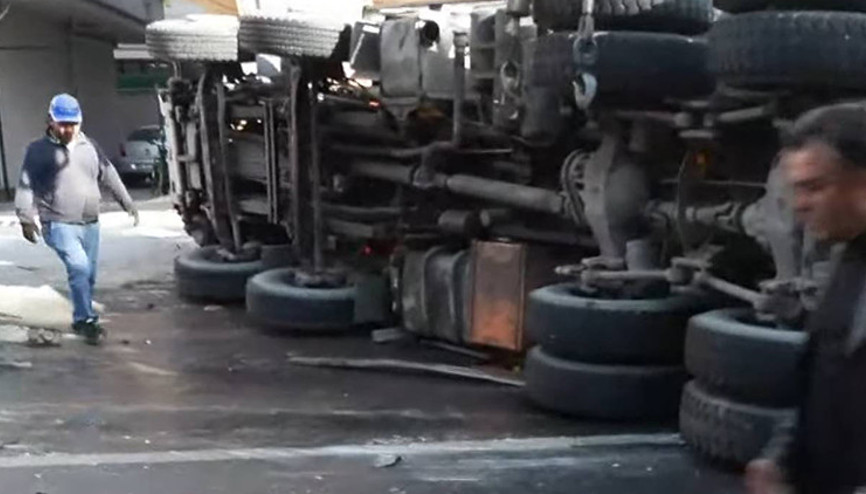 İBBye ait kamyon 8 araca çarptı: 5 yaralı