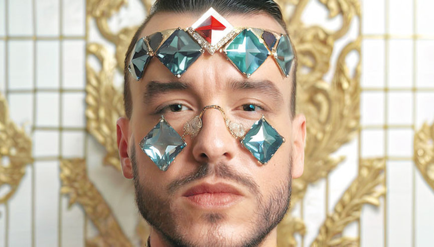 Cem Adrian 20. yılını kutluyor