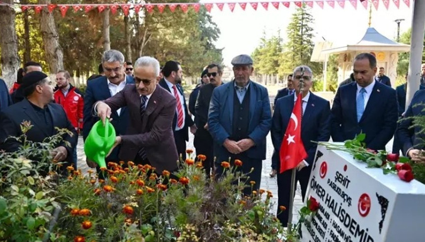 Ulaştırma ve Altyapı Bakanı Uraloğlu, Şehit Ömer Halisdemir’in kabrini ziyaret etti Ulaştırma ve Altyapı Bakanı Uraloğlu, Şehit Ömer Halisdemir’in kabrini ziyaret etti