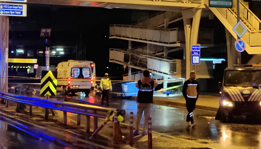 İstanbul-  Bakırköyde, kazaya müdahale eden trafik ekibine İETT otobüsü çarptı: 1 polis şehit