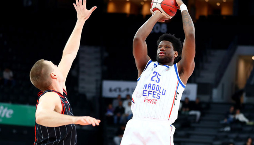 Anadolu Efes evinde rahat kazandı