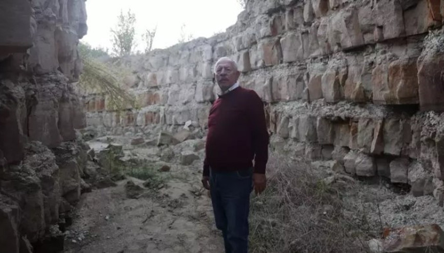 Depremin ikiye böldüğü tarladaki 4 metre derinliği olan devasa yarık böyle görüntülendi