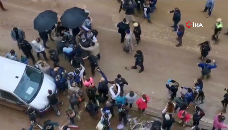 İspanyada sel bölgesini ziyaret eden Kral Felipe ve Başbakan Saznchez’e saldırı