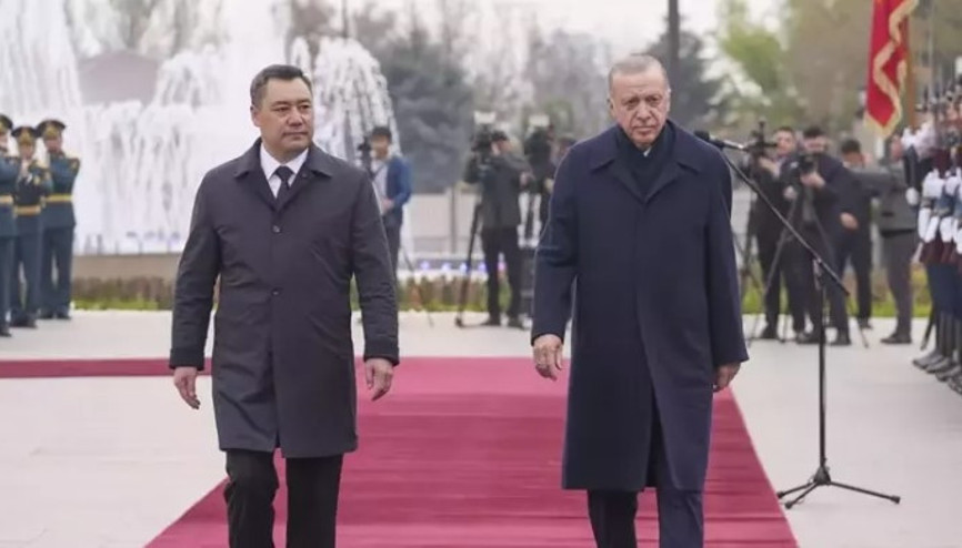 Cumhurbaşkanı Erdoğan, Kırgızistan’da resmi törenle karşılandı