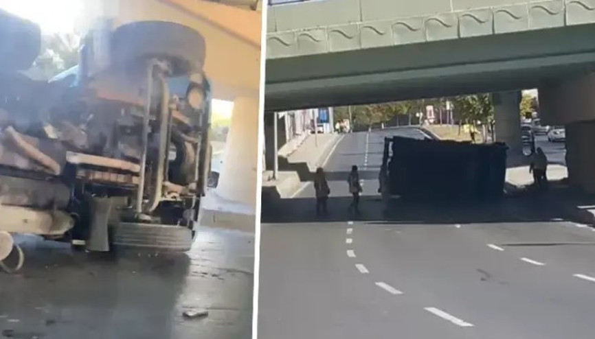 Bakırköy’de vinç üst geçide çarparak devrildi
