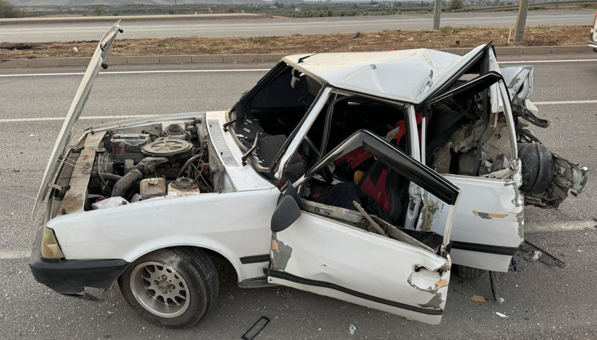 TIR, otomobille çarpıştı; baba yaralandı, oğlu hayatını kaybetti