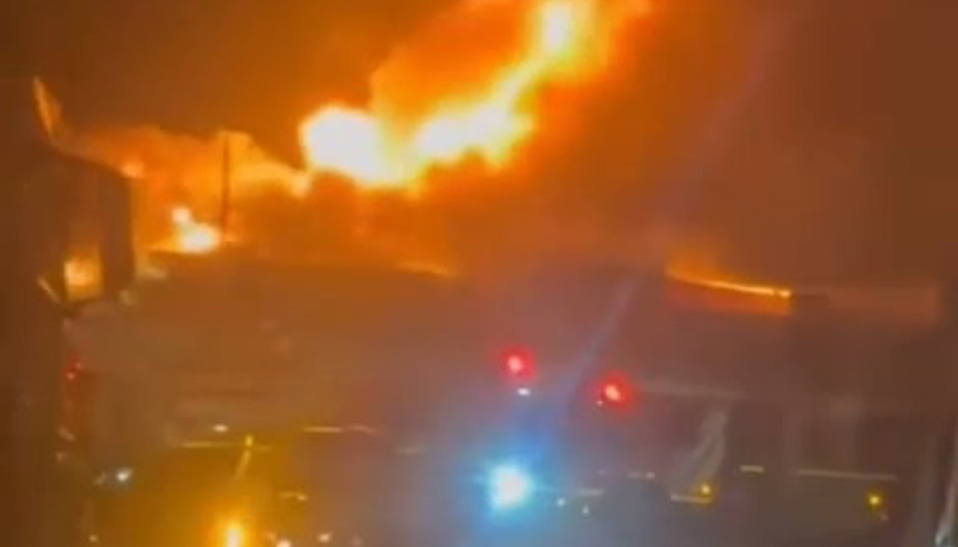 İstanbul-  Silivride, iş yerinin çatısı alev alev yandı