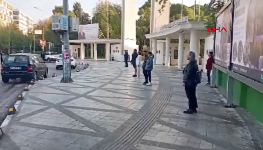 İzmir’de 09.05’te Ata’ya saygı duruşu