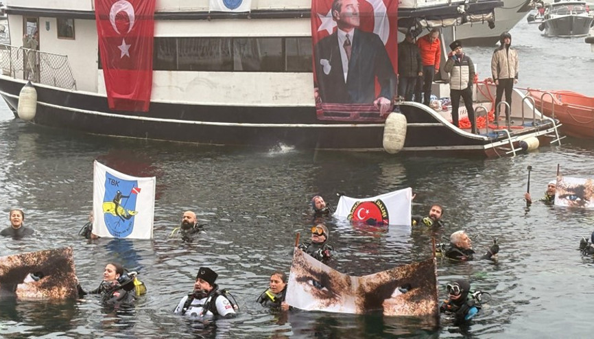 Dolmabahçe’de Ata’ya saygı dalışı