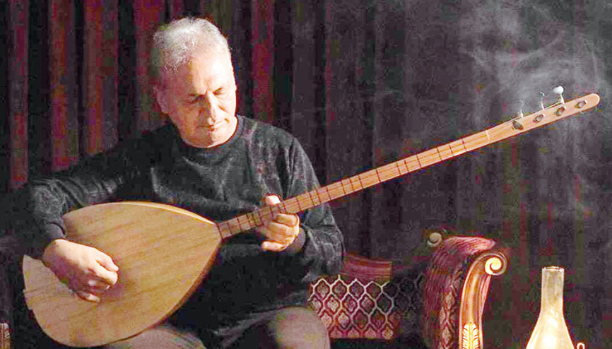 Kendi türkülerini seslendirdi