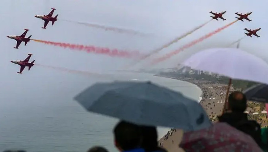 Türk Yıldızları Antalya semalarında Ata’ya saygı uçuşu yaptı Türk Yıldızları Antalya semalarında Ata’ya saygı uçuşu yaptı