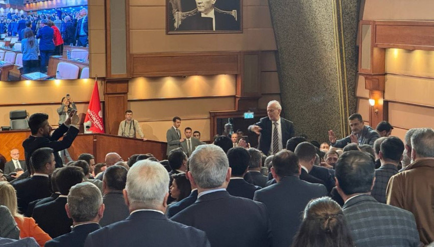 İstanbul Büyükşehir Belediyesi Meclisine kavga nedeniyle ara verildi